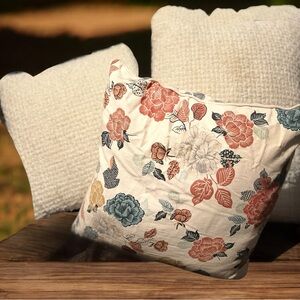 3piece decorative pillow set.